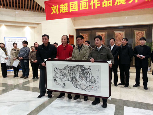 图为脑瘫画家刘超（右二）向中国肢协“重塑未来”慈善公益活动捐赠国画