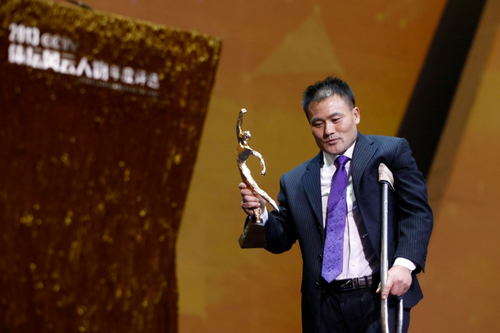 图为残疾人自行车运动员王永海荣获“残疾人体育精神奖”