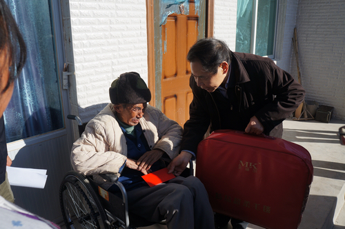 图为调研组慰问云南省临沧市基层党员结对帮扶的残疾人
