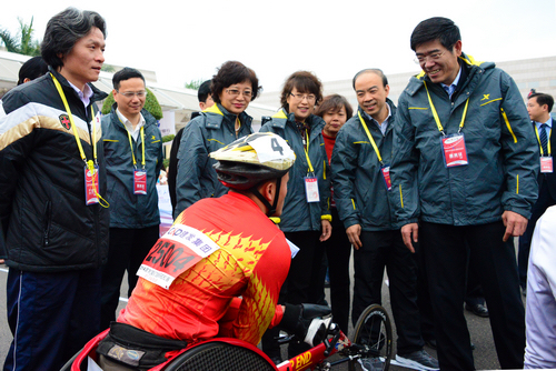 图为鲁勇一行看望2014厦门国际轮椅半程马拉松参赛运动员