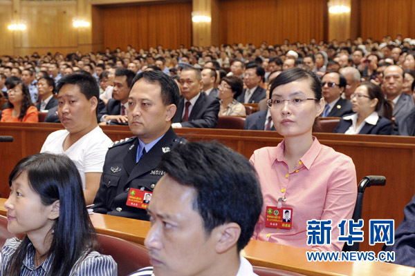 9月17日，中国残疾人联合会第六次全国代表大会在北京人民大会堂开幕。这是张丽莉（右一）代表在听会。 新华社记者 张铎 摄