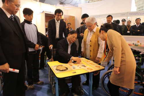 图为王新宪参观2012中国国际福祉博览会暨中国国际康复博览会