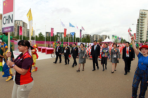 图为中国残疾人体育代表团步入残奥村升旗仪式广场