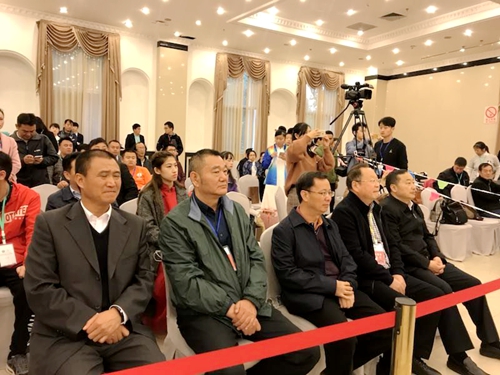 图为中国残联副主席、中国聋协名誉主席刘再军观看茶艺项目竞赛
