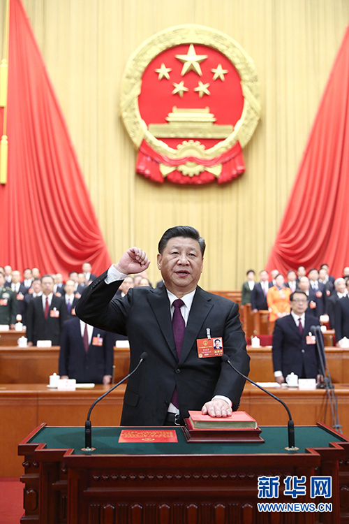 3月17日，十三届全国人大一次会议在北京人民大会堂举行第五次全体会议。习近平当选中华人民共和国主席、中华人民共和国中央军事委员会主席。这是习近平进行宪法宣誓。新华社记者 鞠鹏 摄 