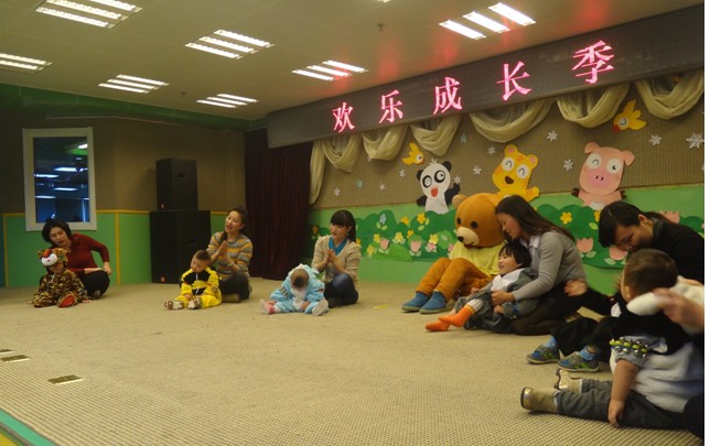 图为北京市残疾人康复服务指导中心“欢乐成长季”亲子互动游戏环节