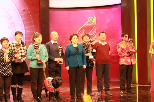图为省人大常委副主任马兰翠与获得最佳才艺奖选手合影