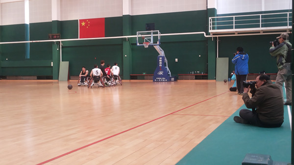 图为摄影爱好者拍摄轮椅篮球运动员训练