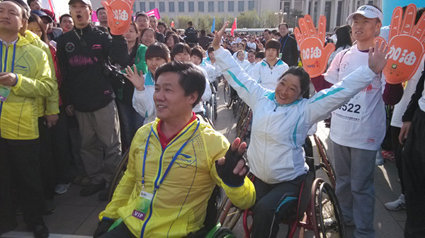 图片为：市残联吕争鸣副理事长作为残疾人方阵领跑员参加2013年北京国际长跑赛