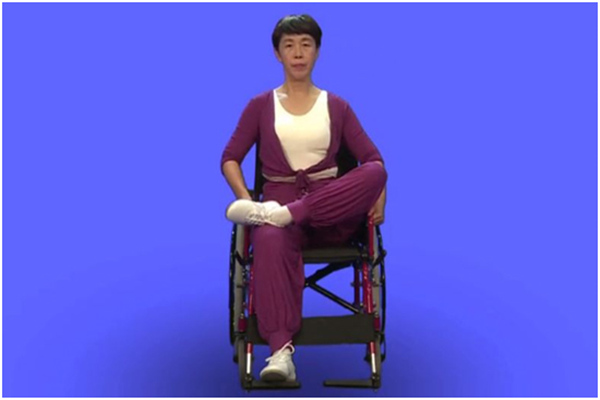 图为：轮椅瑜伽普拉提