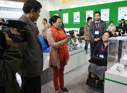图片为：市残联吴文彦理事长、欧玲副巡视员在北京残联展区指导工作