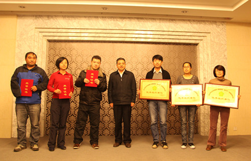 图片为：唐海蛟副理事长为获奖单位及个人颁奖