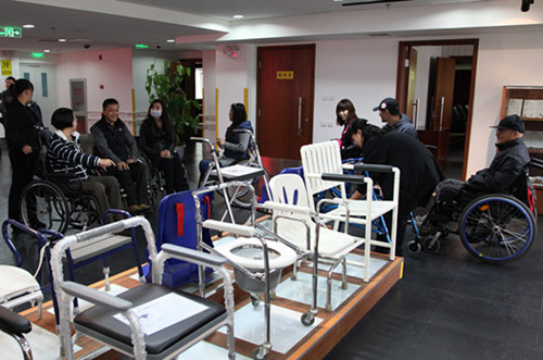 图片为残疾人代表参观市辅具中心
