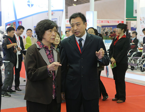 图片为中国残联副主席、中国残疾人福利基金会理事长汤小泉到展区参观指导