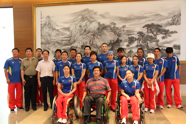 市残联副理事长吕争鸣和市残疾人体训职培中心领导接见北京籍残疾人运动员并留影