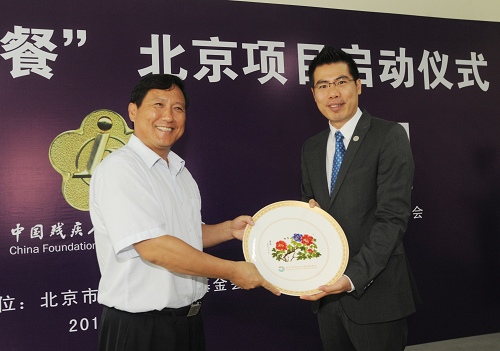 图片为市残疾人福利基金会理事长梁田向如新集团领导赠送了荣誉瓷盘