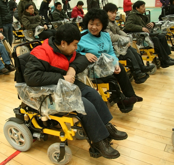 图为受助残疾人代表在捐赠仪式现场