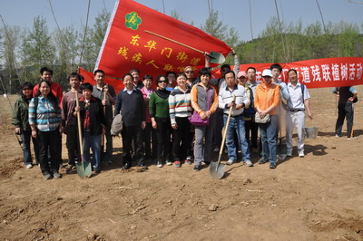 图为残疾人开展植树活动现场