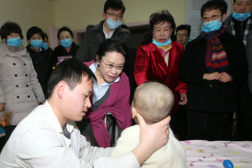 图为中国残联主席张海迪在北京市东方博爱儿童福利院看望慰问孤残儿童