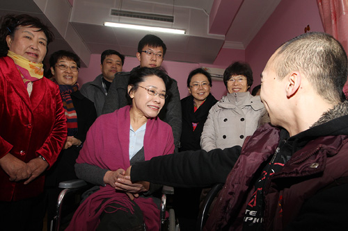 图为中国残联主席张海迪在北京市朝阳区东方爱心康复托管中心看望慰问残疾人朋友
