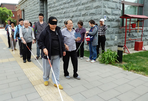 盲人朋友正在行走训练