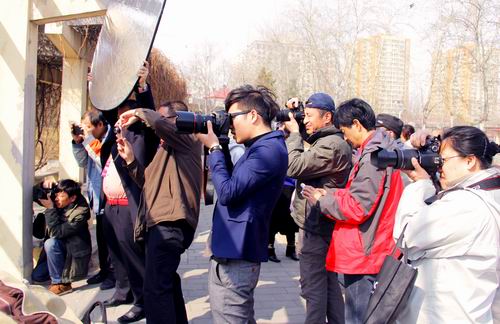 图为学员们在外景练习摄影