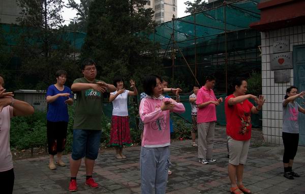 图为职康学员在进行手指按摩操训练