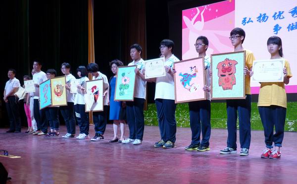 图为艺术节上获奖同学的奖品均是职康作品纸浆画