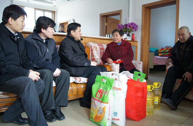 图为区人大主任孙强（左三）与残疾人亲切交谈