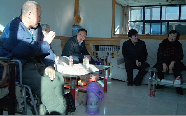 图为区政协主席唐淑荣（右一）与残疾人亲切交谈