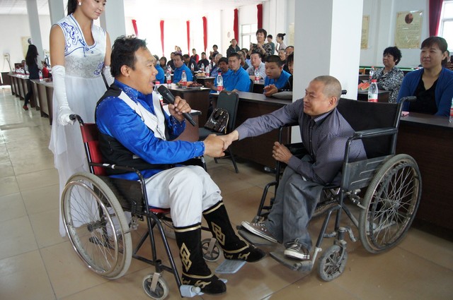 图为轮椅歌手与残疾人互动
