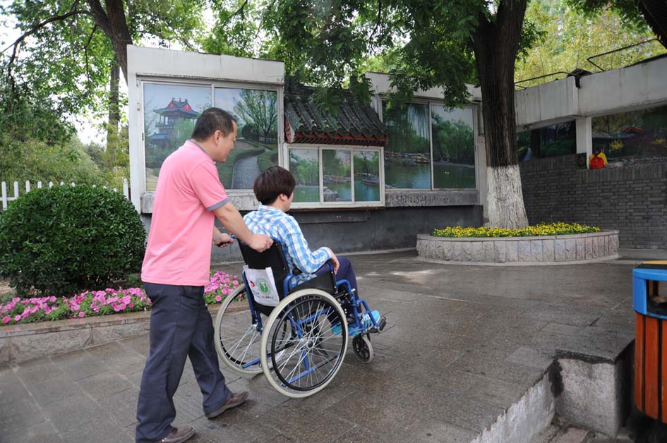 图为残疾人体验无障碍设施