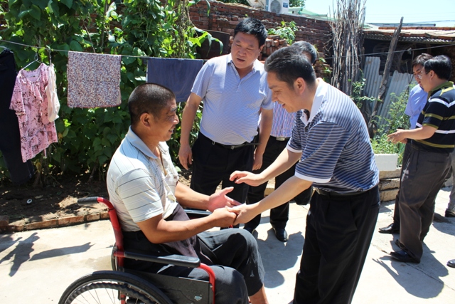 图为  市残联领导走访慰问脊髓损伤残疾人家庭