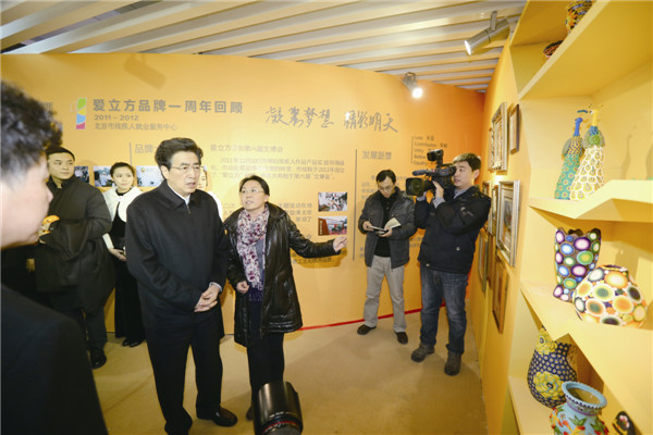 郭金龙书记参观“爱立方”展区。