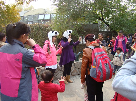 图为北京市残疾人康复服务指导中心举办智障儿童 “我和动物有个约会”主题亲子活动