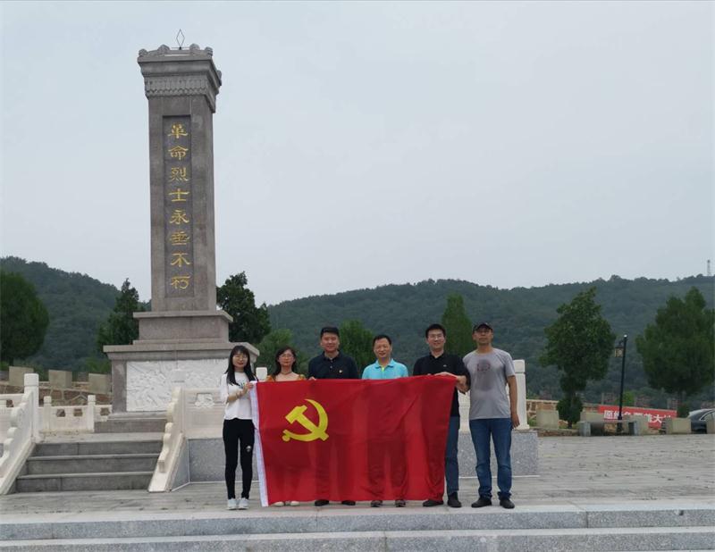 图为全体党员参观第一党支部成立地点、原县委办公场地和革命烈士纪念碑