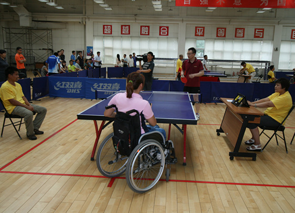 图片为：市残疾人轮椅乒乓球运动员与交通行业乒乓球爱好者友谊赛现场