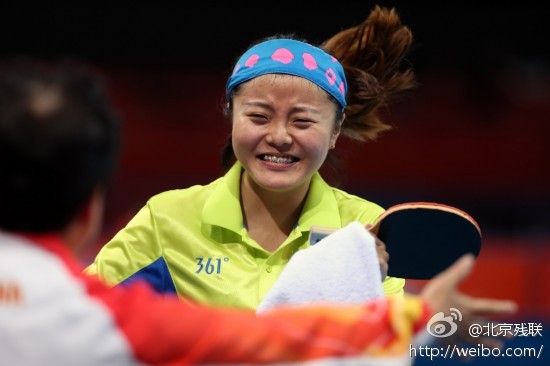 图片为：我市运动员茅经典在乒乓球女子C8级比赛中获得金牌