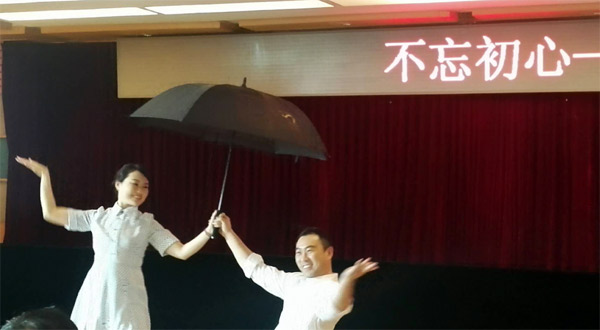 著名残疾人舞蹈家李辉根据老物件背后故事改编舞蹈《伞》