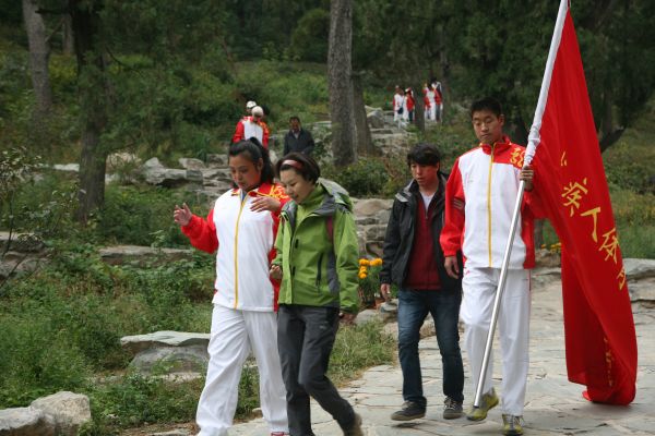 盲人朋友在狮友和香山公园工作人员的引领下缓步登高