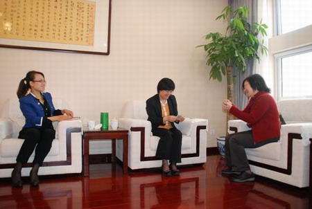 图为中国残联理事、中国聋人协会副主席杨洋在调研现场