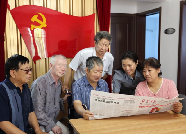 图为 部分残疾人党员学习市十一次党代会精神 