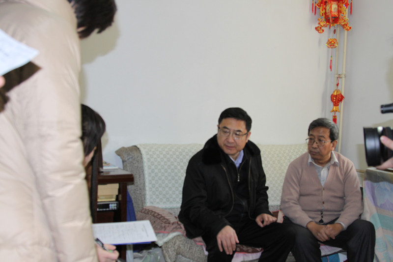 图为张维刚副区长走访团结湖残疾人家庭