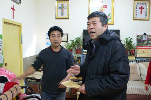 图为马广英副理事长在送教上门学生家中走访