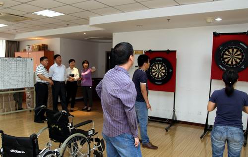 图为区领导观看残疾人开展体育活动