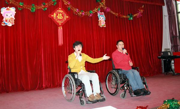 图为残疾人歌手表演精彩节目