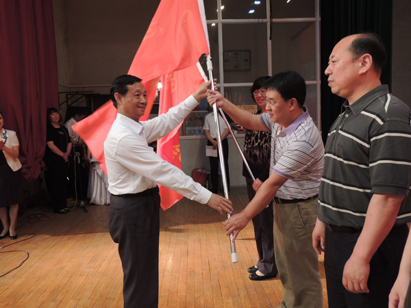 市残联党组书记马大军与石景山区四套班子领导为10支志愿者服务队授旗。
