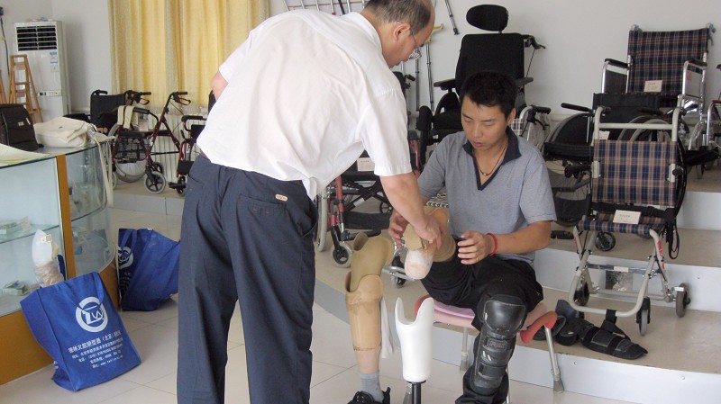 图为：为下肢残疾人装配假肢