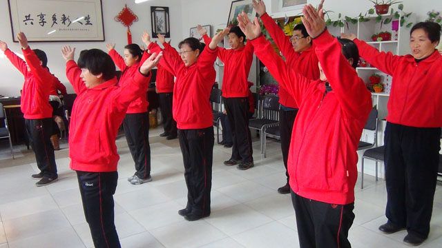 残疾学员在联欢会上为大家表演新学习的手语操