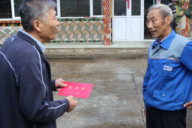 图为马驹桥镇残联理事长在走访慰问困难残疾人